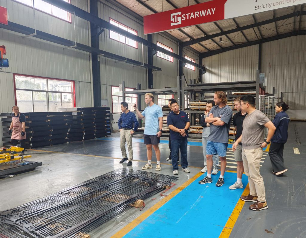 美国客户在工厂团队陪同下参观STARWAY生产现场